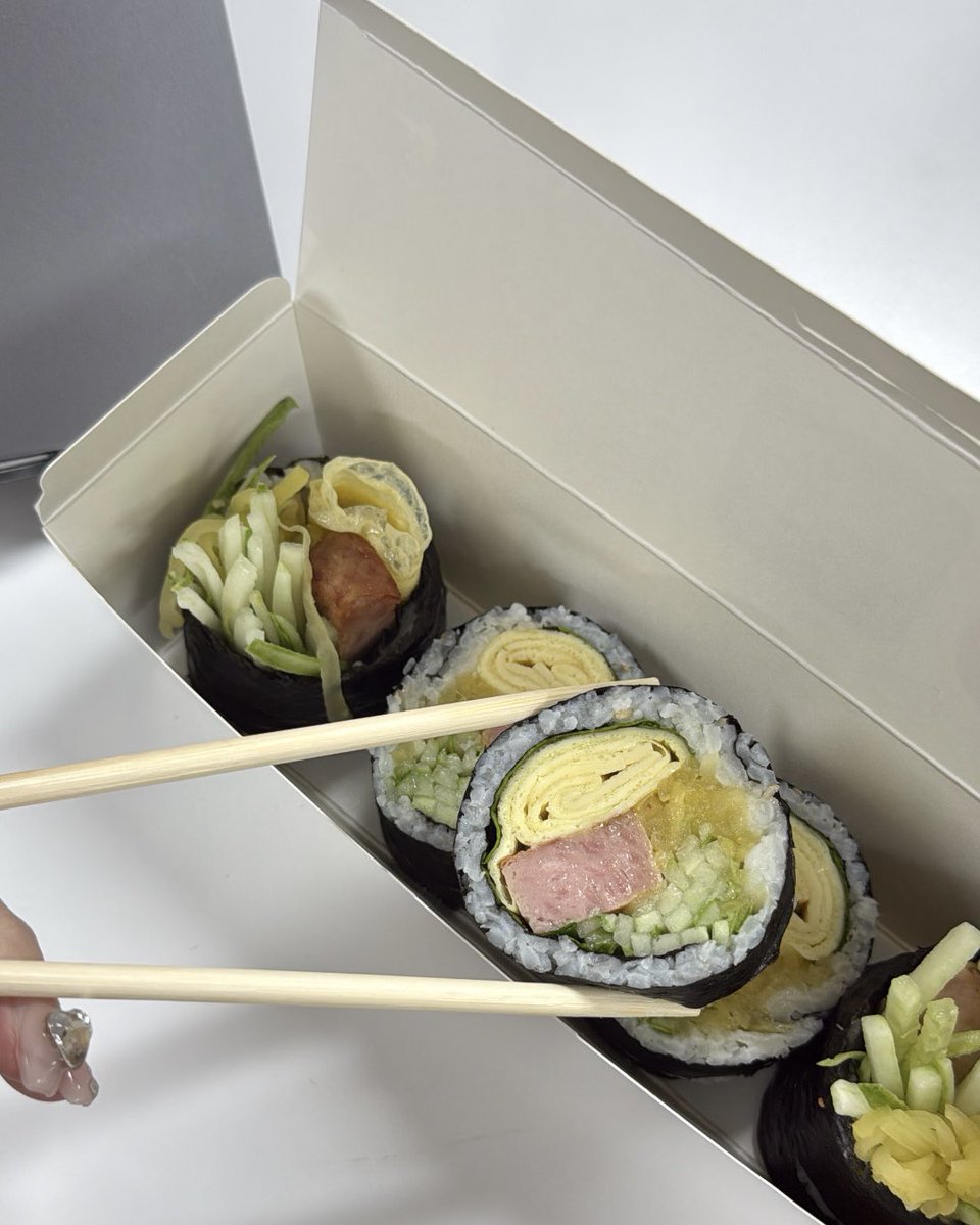 25490852's tweet photo. 在韓友達がおすすめしてくれたヘルシーキンパ（키토김밥）を探したんだけど近くになくて、ふつーのキンパで断念🥲
でもこれも若干お米少なめ？？かな？？笑
ヘルシーそうだからOKってことにしよう😂😂😂腹ごしらえしてこの後夜は最近ハマってる非対称ケア〜🫶

#韓国 #韓国情報 #韓国美容 #韓国グルメ https://t.co/pVBzixsfHs