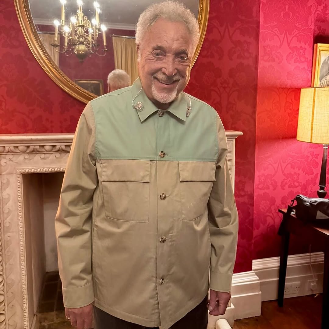 SirTomJonepv's tweet photo. Thank you everyone who came to our @hcpfestival show last night to kick off our tour in style! 🏰🎶😊
#defyexplanation #london #tour #tjournal #TomJones #SirTomJones #ThisIsTomJones #Legend #LiveMusic #Music #Singer #TomJonesFans #WALES https://t.co/S4OiVLr55q