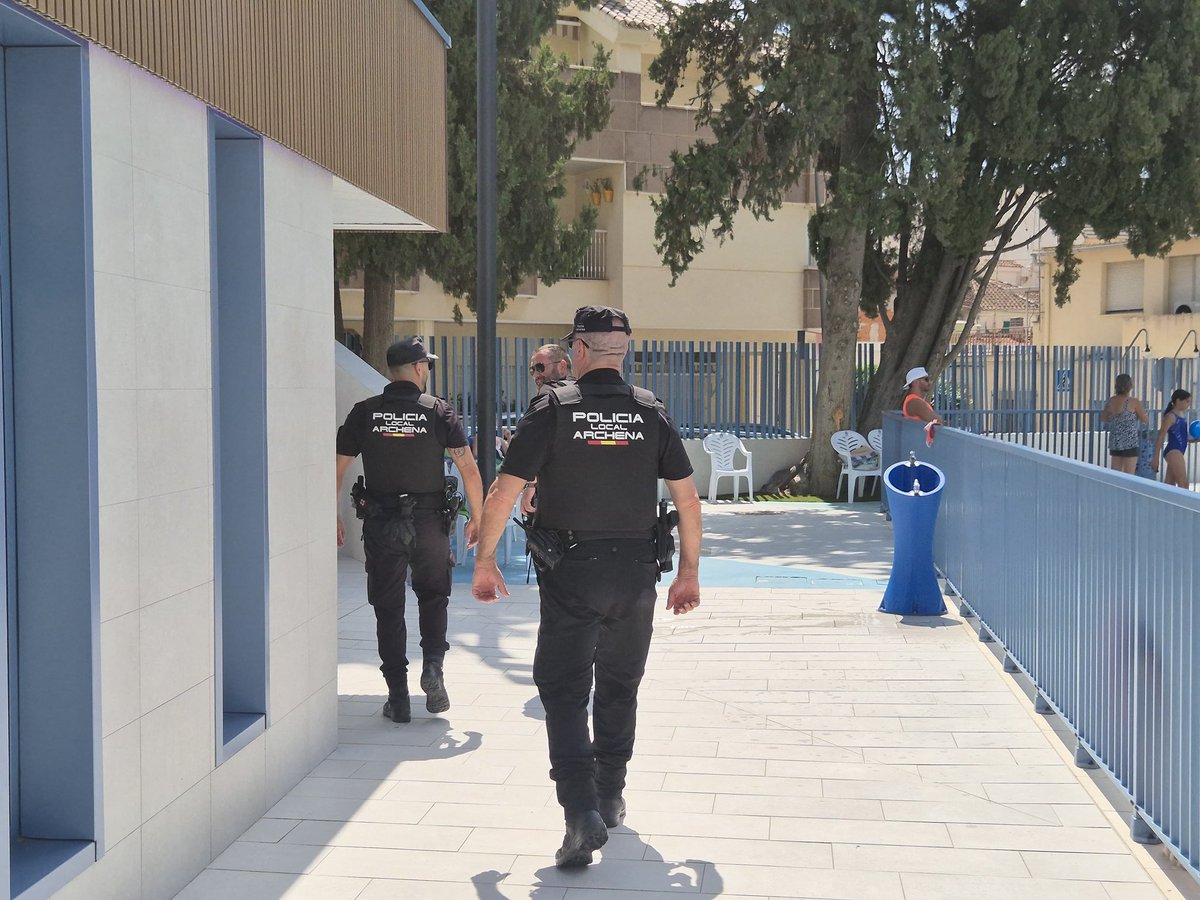 🏊‍♂️👮‍♂️ La Policía Local de Archena refuerza la seguridad en la piscina municipal este verano

Durante la temporada estival, la Policía Local de Archena está realizando controles de seguridad en las instalaciones de la piscina municipal, con el objetivo de garantizar un entorno