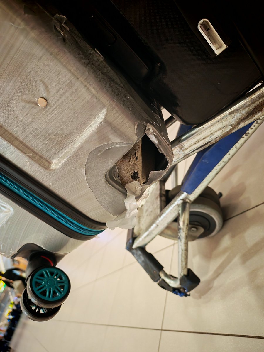 traceyleem24's tweet photo. @Advocate346 @FlySafair guys look at this service delivery from Flysafair!!!!! They throw you luggage around https://t.co/4QotgCGjcg