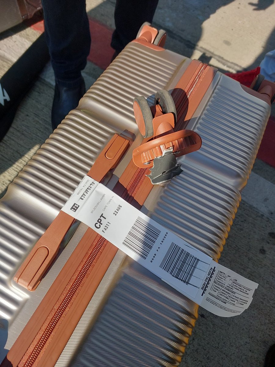 traceyleem24's tweet photo. @Advocate346 @FlySafair guys look at this service delivery from Flysafair!!!!! They throw you luggage around https://t.co/4QotgCGjcg