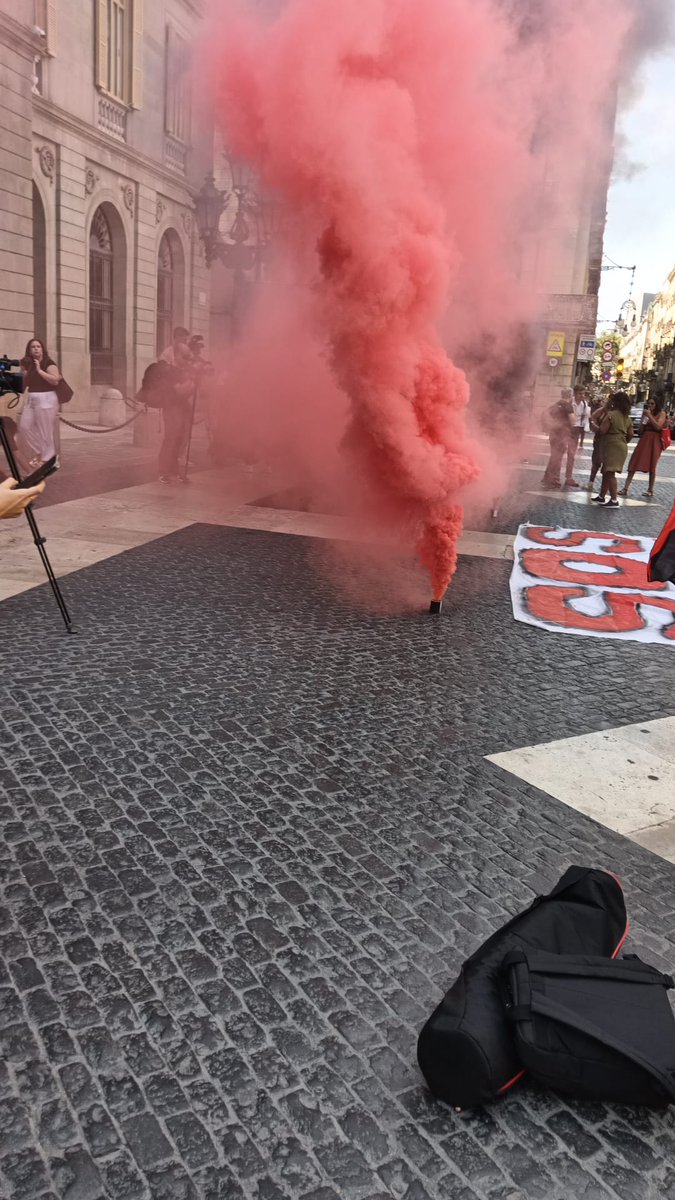CGT BUS TMB (@cgtbus) on Twitter photo Tot el nostre recolzament al personal de <a href="/socorristasbcn/">CGT Socorristas Barcelona 🏴</a> <a href="/cgtsocorrismo/">CGT Salvamento y Socorrismo</a> de les platges de #Barcelona. Avui tothom a la plaça Sant Jaume en el dia 22 de vaga
<a href="/CGT/">CGT</a> <a href="/CGTCatalunya/">CGT Catalunya 🚩🏴</a> <a href="/FCC_Group/">FCC</a> <a href="/bcn_ajuntament/">Ajuntament de Barcelona</a> <a href="/laiabonetrull/">Laia Bonet</a> <a href="/CGTBarcelona/">CGT BarcelonⒶ</a> <a href="/GenteRoskera/">GenteRoskera</a> <a href="/cgttransports/">Sindicat de Transports i Comunicacions de BCN</a> <a href="/CGTmetroBCN/">CGT metro Barcelona</a> Tot el nostre recolzament al personal de <a href="/socorristasbcn/">CGT Socorristas Barcelona 🏴</a> <a href="/cgtsocorrismo/">CGT Salvamento y Socorrismo</a> de les platges de #Barcelona. Avui tothom a la plaça Sant Jaume en el dia 22 de vaga
<a href="/CGT/">CGT</a> <a href="/CGTCatalunya/">CGT Catalunya 🚩🏴</a> <a href="/FCC_Group/">FCC</a> <a href="/bcn_ajuntament/">Ajuntament de Barcelona</a> <a href="/laiabonetrull/">Laia Bonet</a> <a href="/CGTBarcelona/">CGT BarcelonⒶ</a> <a href="/GenteRoskera/">GenteRoskera</a> <a href="/cgttransports/">Sindicat de Transports i Comunicacions de BCN</a> <a href="/CGTmetroBCN/">CGT metro Barcelona</a>