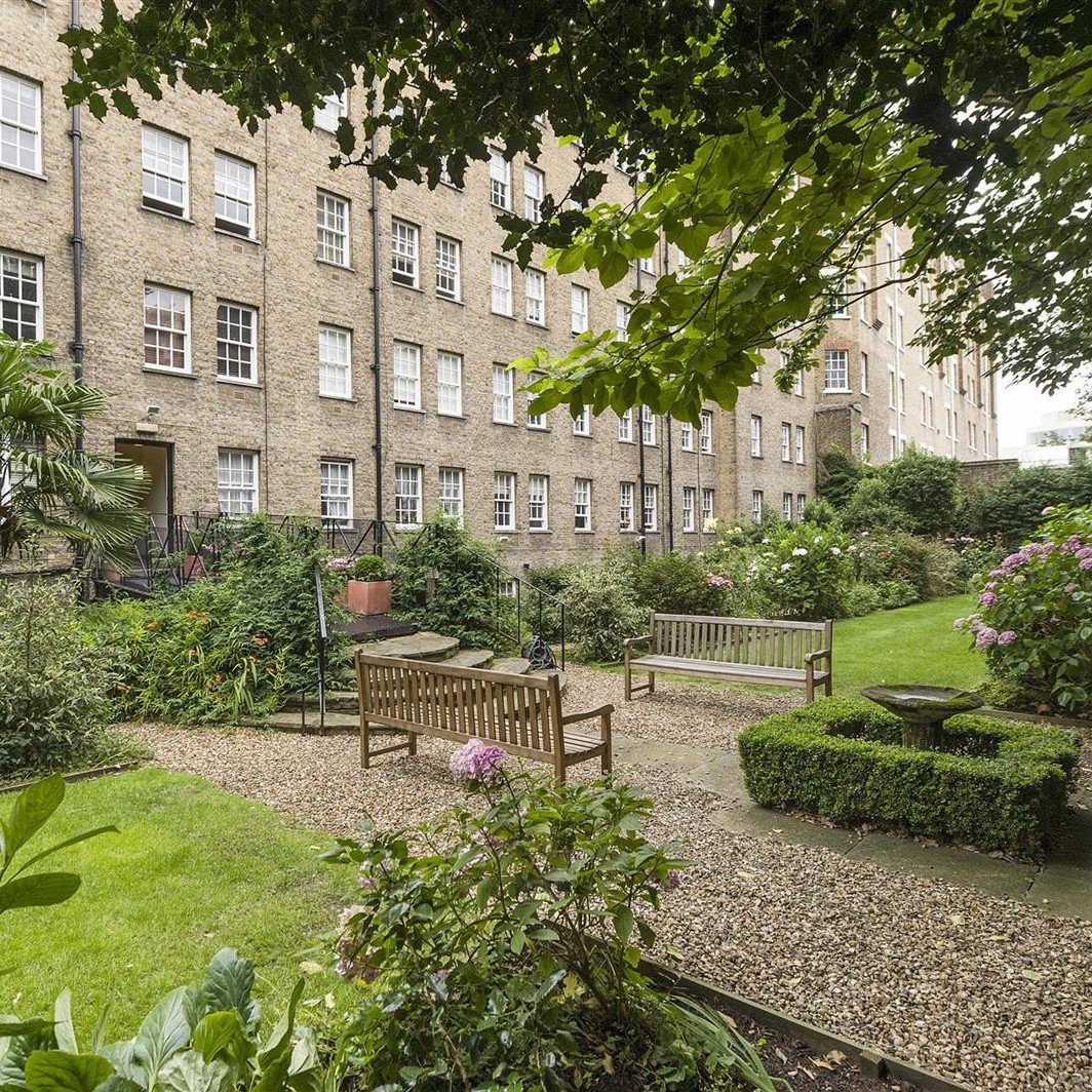 Rental Property of the Week: Well presented 1st floor flat situated in the heart of Chelsea.

This excellent 2 bedroom 2 bathroom flat has been furnished in a smart and modern style but can also be available unfurnished. Book a viewing!

bit.ly/4dWLT7x