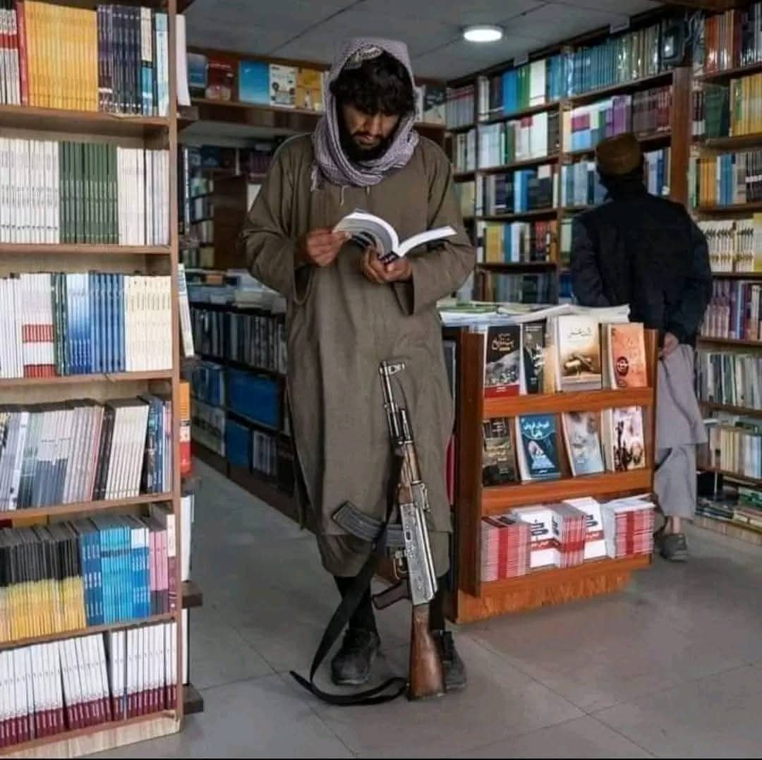पठान रात को घर आया तो उसकी बीवी ने उसको एक खुशखबरी सुनाई की वो 1 महीना ऊपर हो गयी है और वो पेट से है। उसने पठान से कहा कि अभी यह बात किसी को मत बताना जब तक डॉक्टर की पुष्टि ना हो जाये।

अगले दिन पठान की बीवी को बिजली विभाग से फ़ोन आया।

फ़ोन करने वाला: मैडम आप को पता है आप का 1