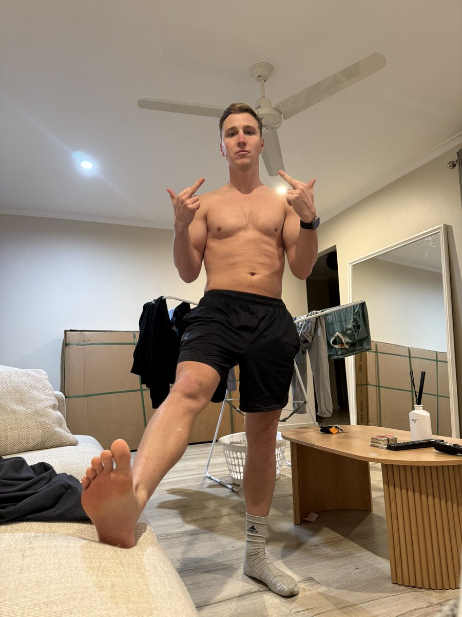 Alphasoulsfeet's tweet photo. Do you like me barefooted or socks ?😈 https://t.co/B9RqjXkEwx