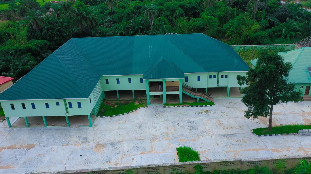 AnambraNewMedia's tweet image. Enugwu-Otu Aguleri hinterland gets its first-ever General Hospital, reducing the over two-hour boat journey to the nearest mainland hospital for sick individuals and pregnant women. Thank you, Soludo!

#Solutioncontinues
#AnambraIsRising
#SolutionIsHere