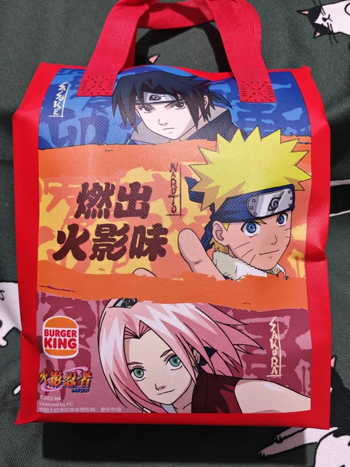 中国でバーガーキングとNARUTOがコラボ中。ハンバーガー?ラーメンじゃなくて……? 影分身ビーフバーガーと千鳥スパイシーチキンバーガー、雷切チキン、火遁鳳仙花ポテトなど(多分中身はいつもと変わらない)、ランダムフィギュア(ロック・リーでした)、コラボTシャツを販売しています。