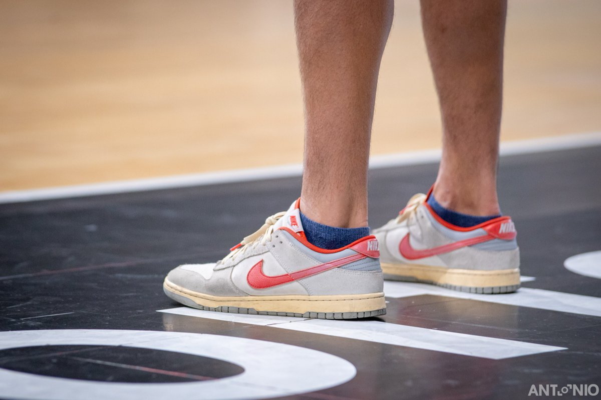 He estado unos minutos en los entrenos de <a href="/UCAMMurcia/">UCAM Murcia</a> y he visto zapas nuevas, haré un hilo pero las primeras van a ser estas, con un megahilazo de este tío, porque se lo merece y porque me he alegrado muchisisimo de verlo. Nike SB Dunk Low Athletic Department Sail Picante Red