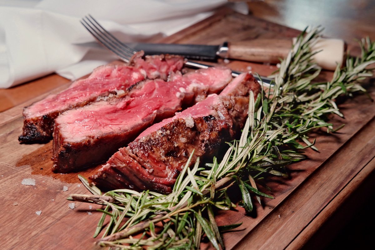 Diseñado por Philippe Starck, El Mercedo ocupa un antiguo silo de #PuertoMadero La carne argentina de raza Angus y trazabilidad completa, es marca de la casa Las parrillas se encienden con leña de quebracho y ofrecen cortes difíciles de encontrar

Info 👉losfoodistas.com/el-mercado-fae…