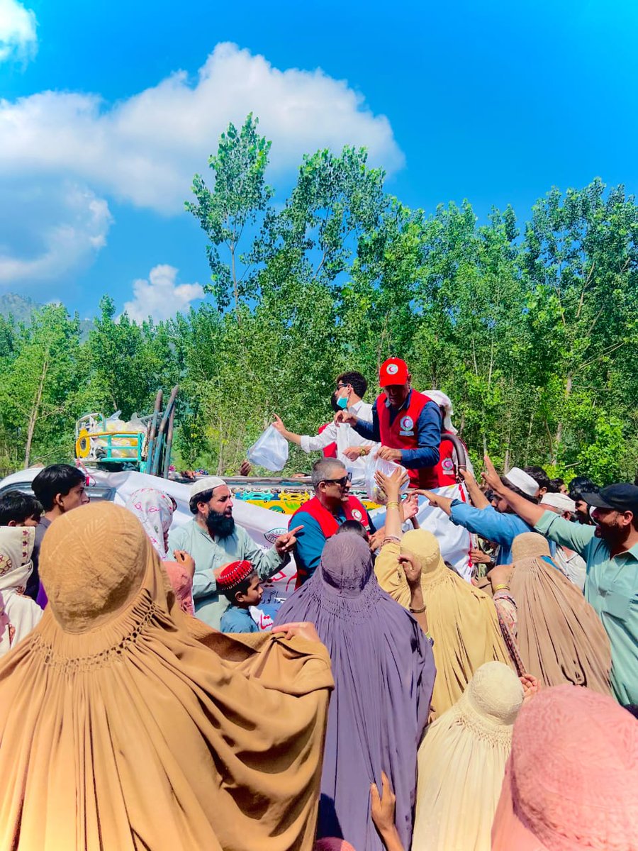 PRC_official's tweet photo. 📍Buner _ The PRCS continues its mission of compassion by distributing 2,800 hot meal boxes to #flood-affected families in District #Buner.

With every meal served, PRCS #volunteers are not just providing food they are spreading #hope, care, and solidarity to #communities. https://t.co/6YJYGQJTzb