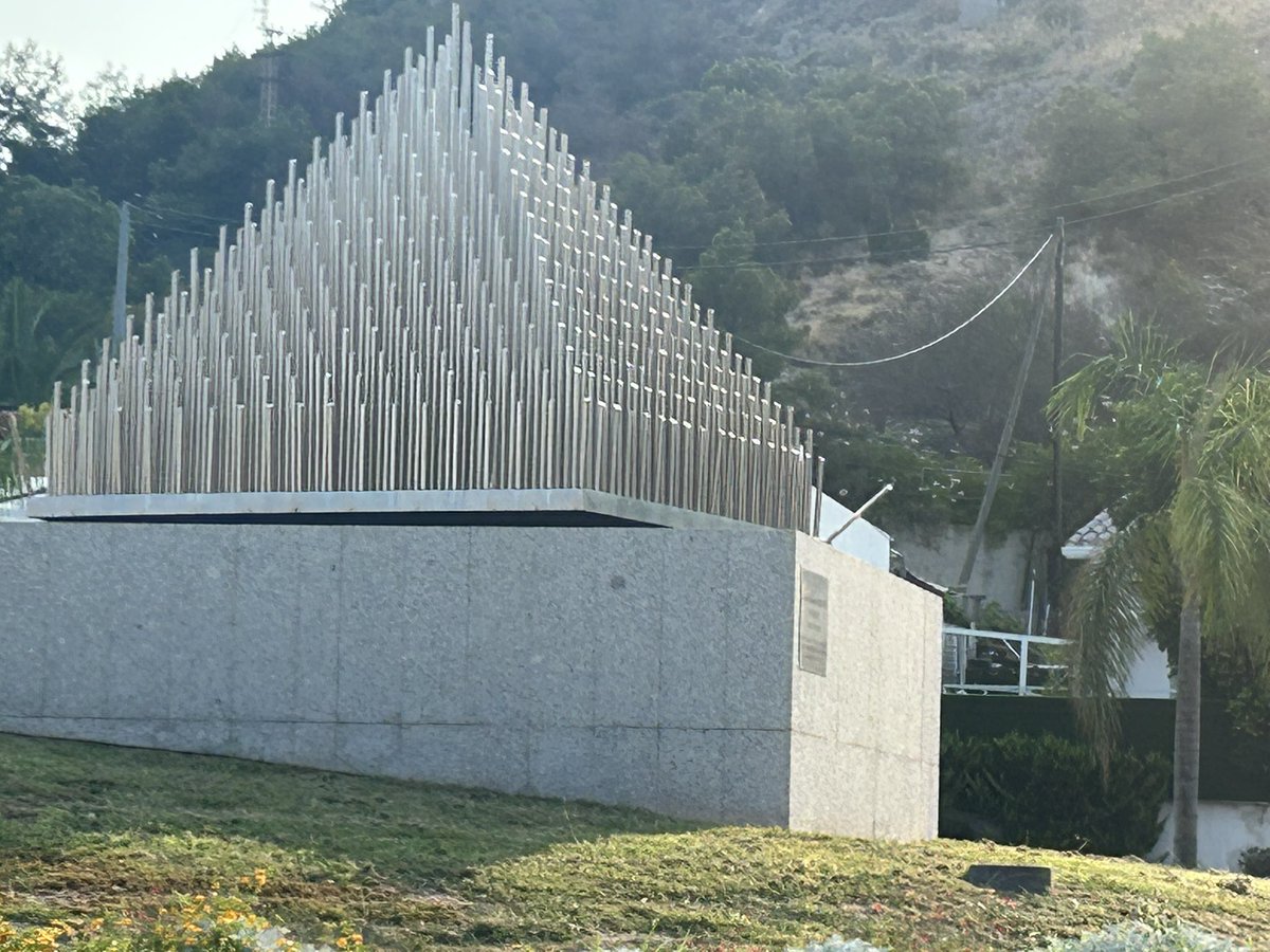 Macaarquitectos's tweet image. El 30 de septiembre de 1978 Eusebio Sempere donó a la ciudad de Alicante su colección particular de arte contemporáneo. Germen del MACA. Es vergonzoso como, el Ayuntamiento de Alicante, mantiene La Pirámide de la Isleta
Siento vergüenza, como alicantino…