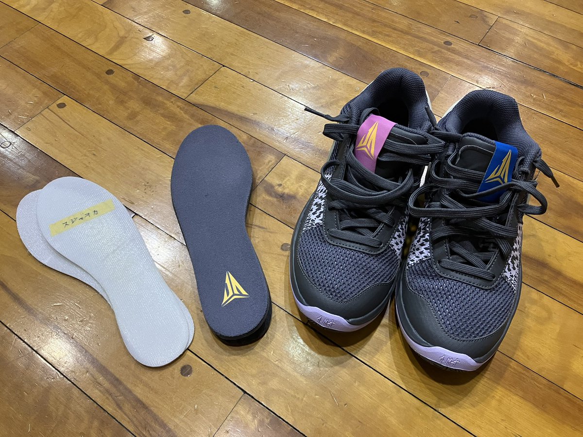 BB5Shin's tweet photo. 実はこの二週間ほど、仕事の繁忙期に自分の体調不良も重なって、自分の🏀には全く参加できませんでした😓
今週に入って"リハビリ"程度の運動を再開し始めたくらいですが、その中でも"今の自分にできること"をしっかりと見据えて、今日の🏀を楽しんできます😌
#Nike
#Ja1EP
#スジャオカボード https://t.co/ifEyFFgWhF