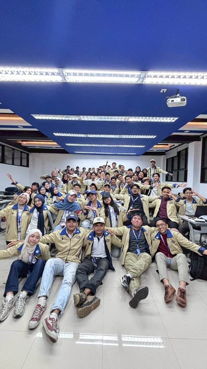 teengineers's tweet photo. super duper senengg &amp; bangga bgt dengan divisi creative gerex! 🌟 sangat bersyukur bisa kenal dengan orang orang hebat yg supportive &amp; punya kesamaan tujuan yaitu kesuksesan gerex 2025.. 🥹 forever "content sosmedku, medpro produksiku, design visualku" ❣️ https://t.co/4lUbLF7FoM