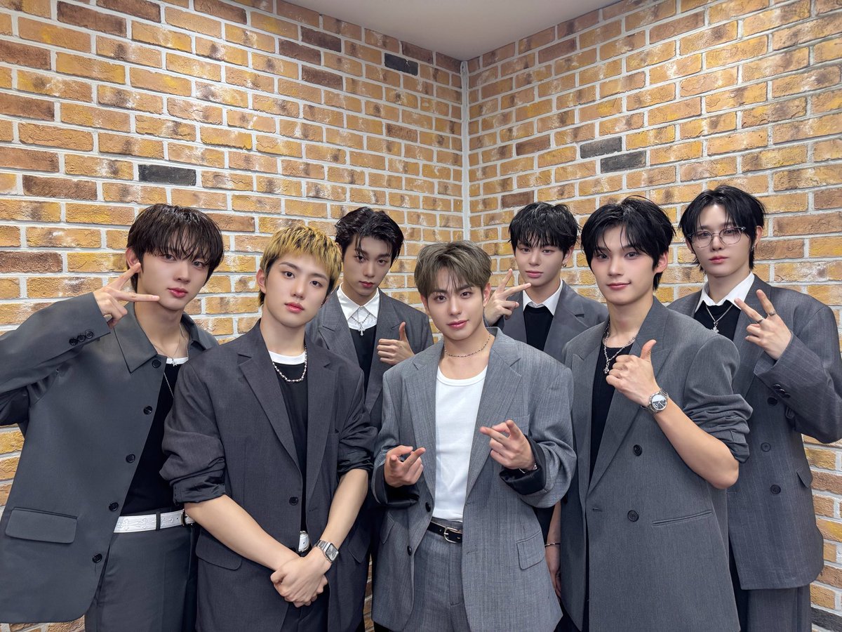 EVNNE_official's tweet photo. [📸] 250822 KBS2 #뮤직뱅크 
 엔브들이 준 소중한 트로피도 받고🏆
엔브들도 보고🌹
알찬 븐자님들의 하루✌️  #EVNNE #이븐  #LOVE_ANECDOTES #How_Can_I_Do https://t.co/28FlSXxH2o