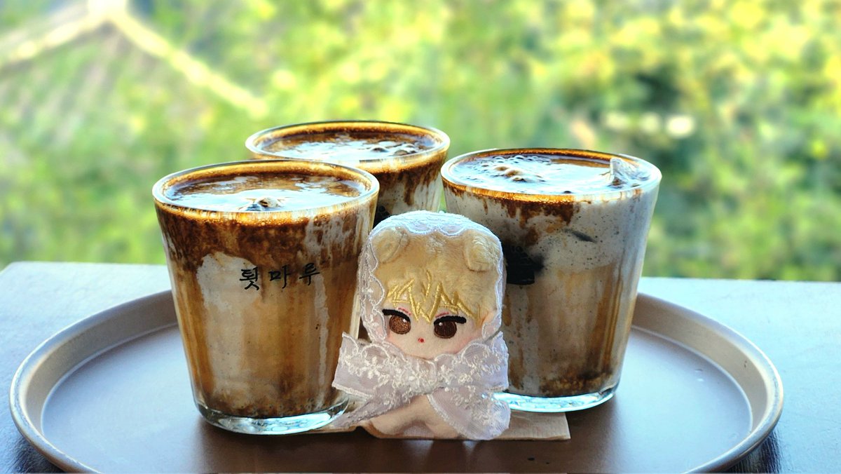 snowyuul's tweet photo. 주문하신 커피 3잔, 뭉대 하나 나왔습니다.☕️🍭

#한입에_녹는_뭉사탕 https://t.co/IIKOmCRQxv