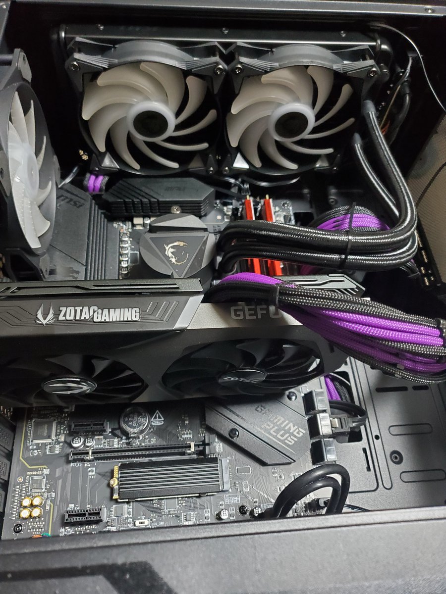 1日遅れでパーツ到着したので掃除して装着した。これで外したパーツをもう1台のゲーミングPCに入れれば2台稼働できる。普通のPCも1台あるから3台運用もできるがさすがにビジネスPCはもつ古すぎて使い道ないかもしれん