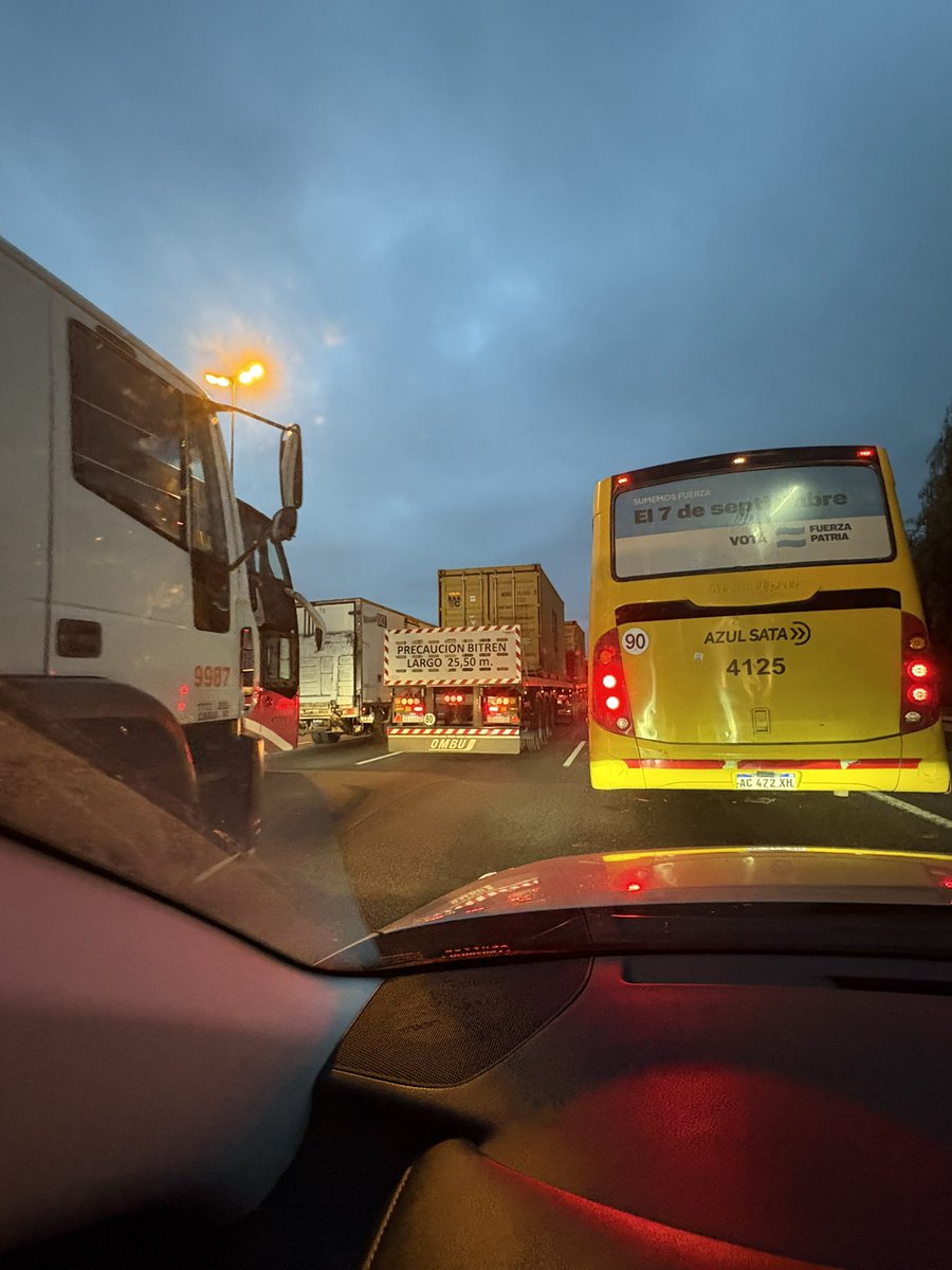 DeGarqueting's tweet photo. Ya se ven mas seguido los camiones bitren en la Panamericana en hora pico. 7:18 AM Panamericana colapsada de camiones con acoplado usando hasta carriles centrales @lapanaweb https://t.co/0MBz9A5cuJ