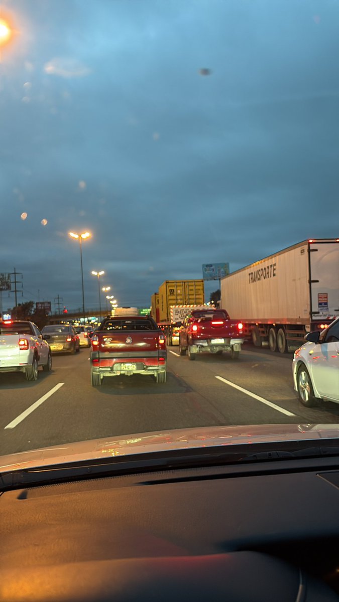 DeGarqueting's tweet photo. Ya se ven mas seguido los camiones bitren en la Panamericana en hora pico. 7:18 AM Panamericana colapsada de camiones con acoplado usando hasta carriles centrales @lapanaweb https://t.co/0MBz9A5cuJ