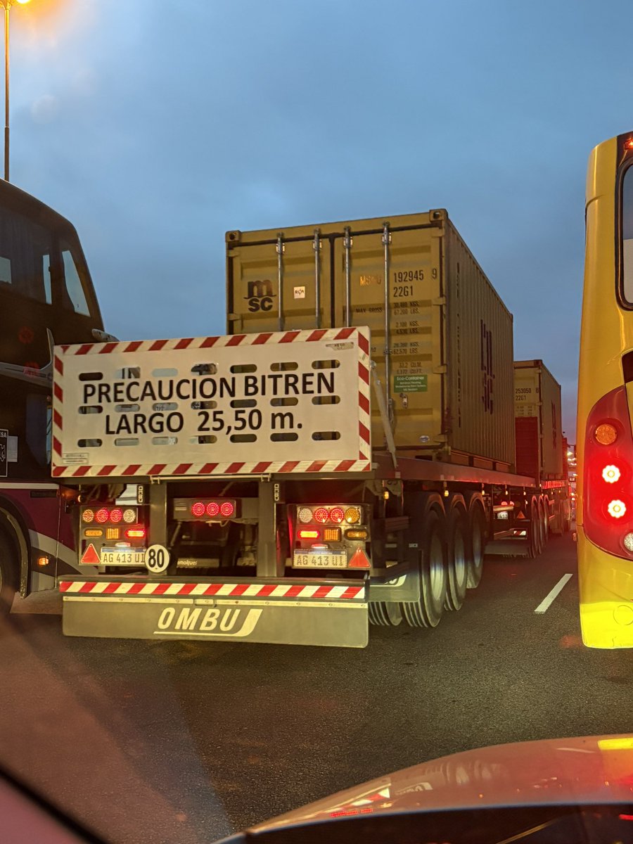 DeGarqueting's tweet photo. Ya se ven mas seguido los camiones bitren en la Panamericana en hora pico. 7:18 AM Panamericana colapsada de camiones con acoplado usando hasta carriles centrales @lapanaweb https://t.co/0MBz9A5cuJ