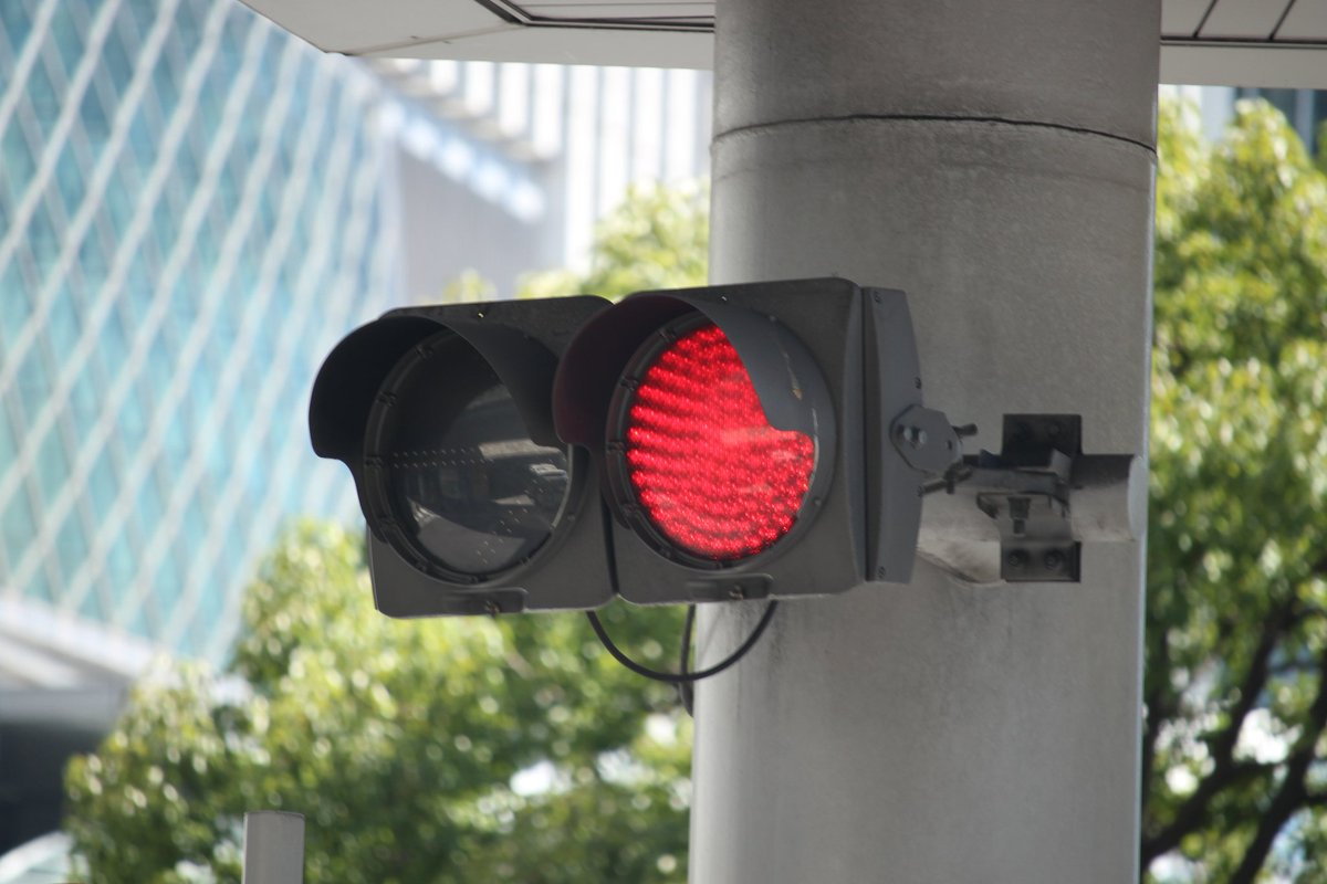 福岡県 博多バスターミナル
電材薄型 矢印組み込み信号機
久々に信号機ネタを！！
バス用に矢印信号になってます
矢印組み込みの信号機も多くないので
いいものを見れました！