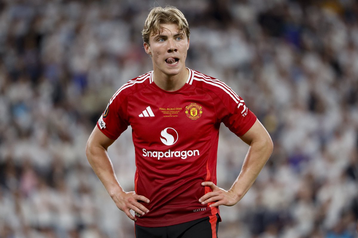 Plettigoal's tweet photo. 🚨🔴 Rasmus #Højlund has been and continues to be offered to FC Bayern on loan. The option is on the table, but Bayern have not bitten yet and are exploring other possibilities.

Napoli are concretely working on a loan deal for Højlund.

The player’s camp expect that a decision will take a few more days. #MUFC

@SkySportDE 🇩🇰