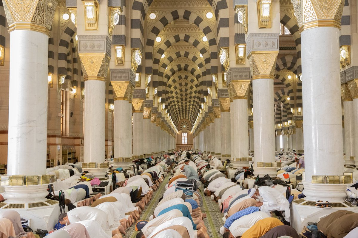 وسط أجواء روحانية مفعمة بالأمن والأمان والسكينة جموع المصلين يؤدون صلاة #الجمعة بـ #المسجد_النبوي.