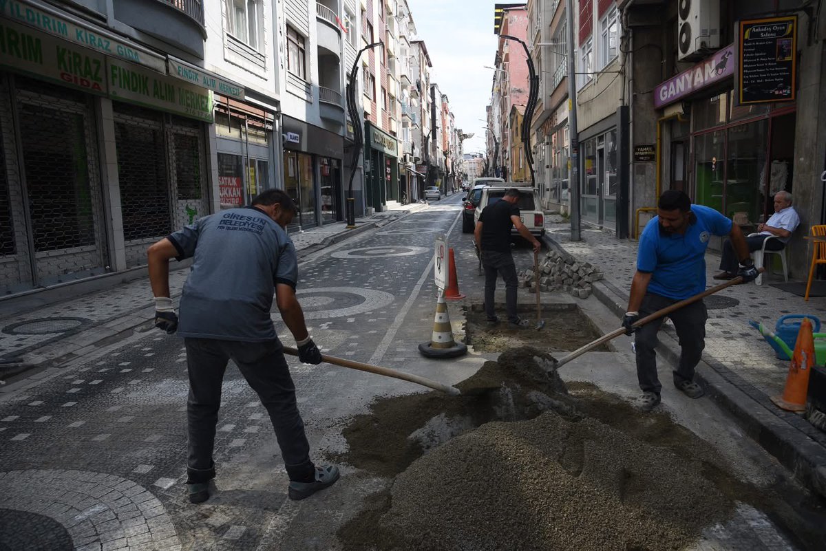 Şehir genelinde temizlikten altyapıya, üstyapıdan çevre düzenlemesine kadar birçok alanda çalışmalarımızı aralıksız sürdürüyoruz. ⚒️

👉 giresun.bel.tr/2025/08/22/gir…