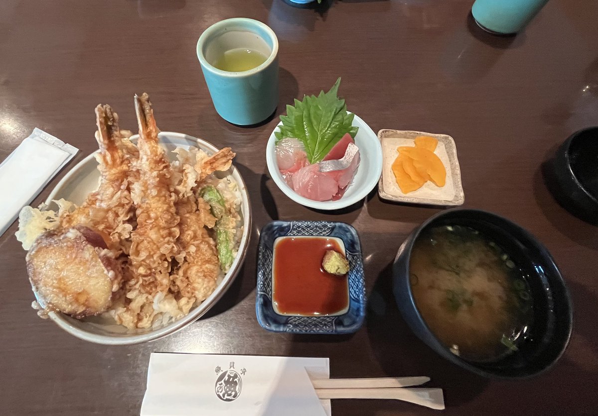 今日のお昼は駅ビルで海老天丼を
いただきました
金曜日サービスでお刺身付き
値段が少し上がっていましたが
安定のボリュームと美味しさ
大満足です