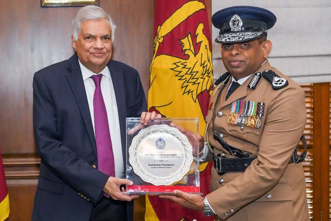 Chamodyawije's tweet photo. #RECORD_ALERT
ලෝක ඉතිහාසයේ පළවෙනි වතාවට ජනාධිපතියි, ඌ පත් කරපු පොලිස්පතියි දෙන්නම Arrested!😄🤌 https://t.co/zFhbowEtJt