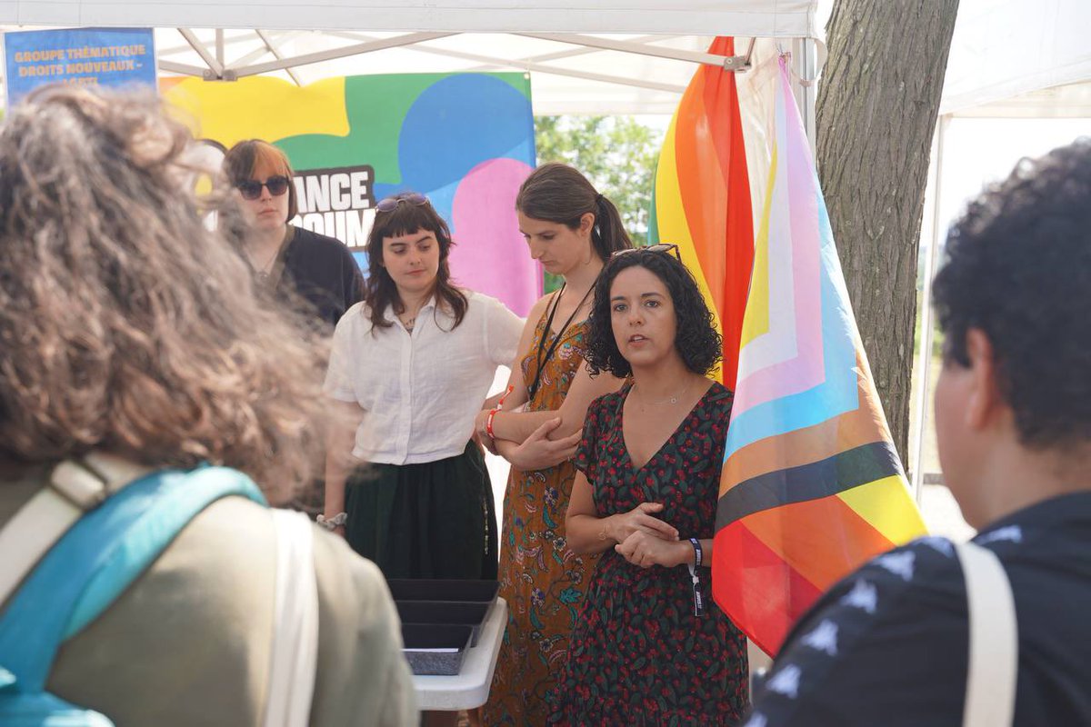 Manon Aubry (@manonaubryfr) on Twitter photo 🏳️🌈 🏳️⚧️ L'extrême droite s'attaque à nos vies. Les LGBTI sont leurs 1eres cibles.
Heureuse d’être aux cotés de nos militant•es <a href="/FiLGBTI/">LFI LGBTI et droits nouveaux - groupe thématique φ</a> qui se battent contre ceux qui, partout en Europe, veulent interdire les prides ou torturer les personnes LGBTI.
On ne lâchera rien ! ✊ 🏳️🌈 🏳️⚧️ L'extrême droite s'attaque à nos vies. Les LGBTI sont leurs 1eres cibles.
Heureuse d’être aux cotés de nos militant•es <a href="/FiLGBTI/">LFI LGBTI et droits nouveaux - groupe thématique φ</a> qui se battent contre ceux qui, partout en Europe, veulent interdire les prides ou torturer les personnes LGBTI.
On ne lâchera rien ! ✊