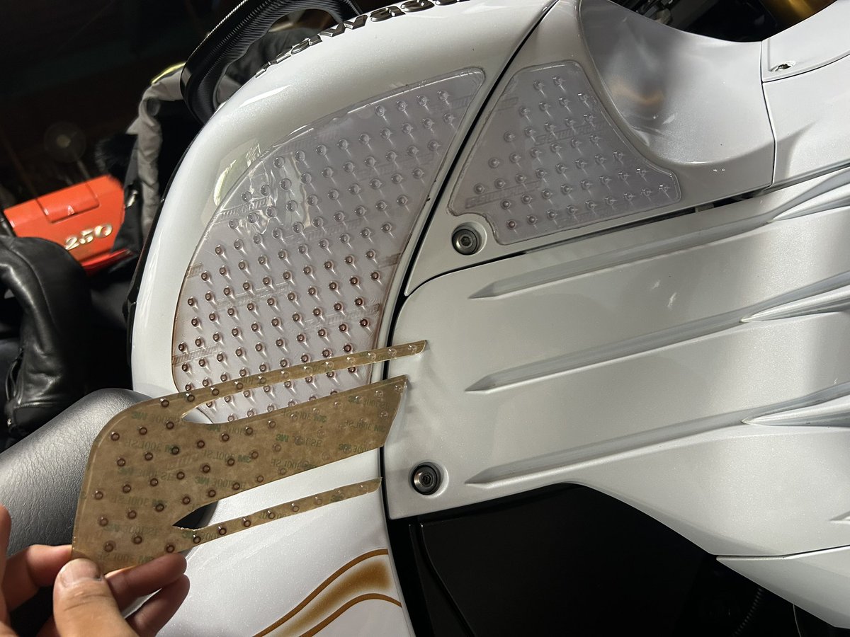 ZX_14R128's tweet photo. ストンプグリップ貼り直し https://t.co/roWRx9ydA5