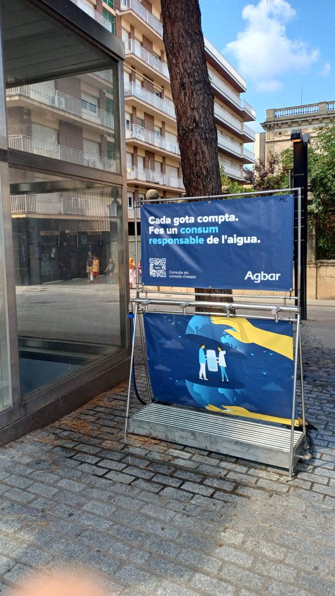 Veolia_Cat's tweet photo. 🚰 A #Granollers, hem instal·lat punts d'aigua perquè petits i grans gaudeixin de la #FMGranollers ben hidratats i refrescats.

💧 Fes un consum responsable de l'aigua.

🎉 Us desitgem una bona Festa Major! https://t.co/fAV4vVCToN