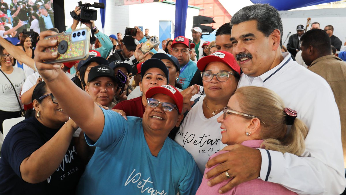 SonPolemicas's tweet photo. Si el 70% de los venezolanos reconoce a Maduro como Presidente legítimo 
Si todos los Poderes Publicos lo reconocen
Si la FANB lo reconoce.
Si los 50 Alcaldes Opositores lo reconocen.
Si 170 países lo reconocen.
Quien se cree Trump para no reconocerlo?
Perdieron sus títeres y ganó Maduro, esa es la realidad.