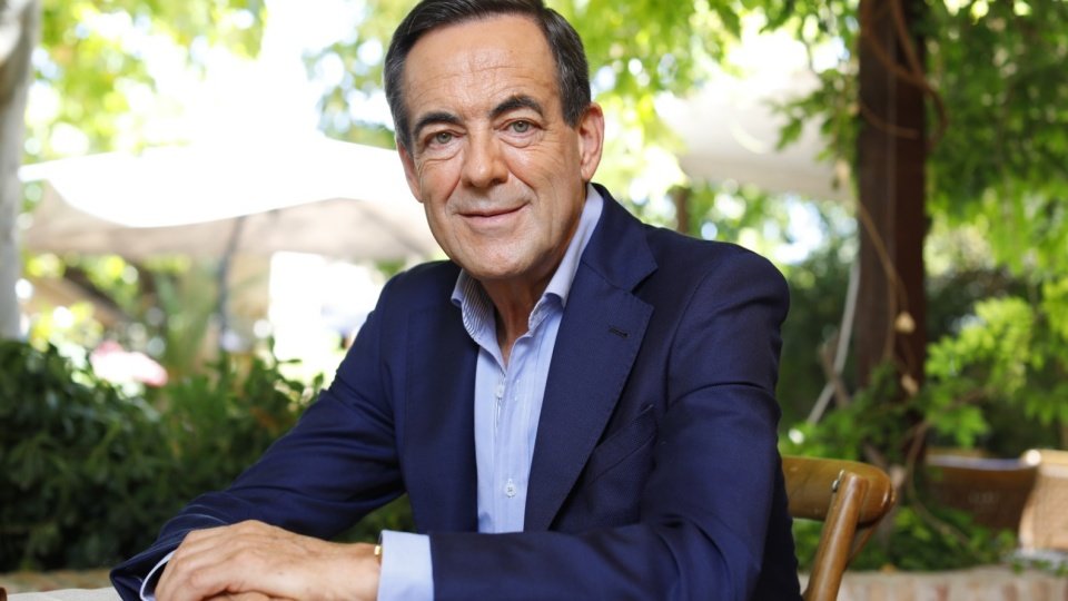 José Bono, multimillonario que va de pelotazo en pelotazo, fue ministro con Zapatero. 

Este ya tiene la nacionalidad en República Dominicana y vive una vida de lujo, además tiene 4 empresas 'offshores'. 

De verdad la política da para tanto? algo falla aquí, como nos toman el