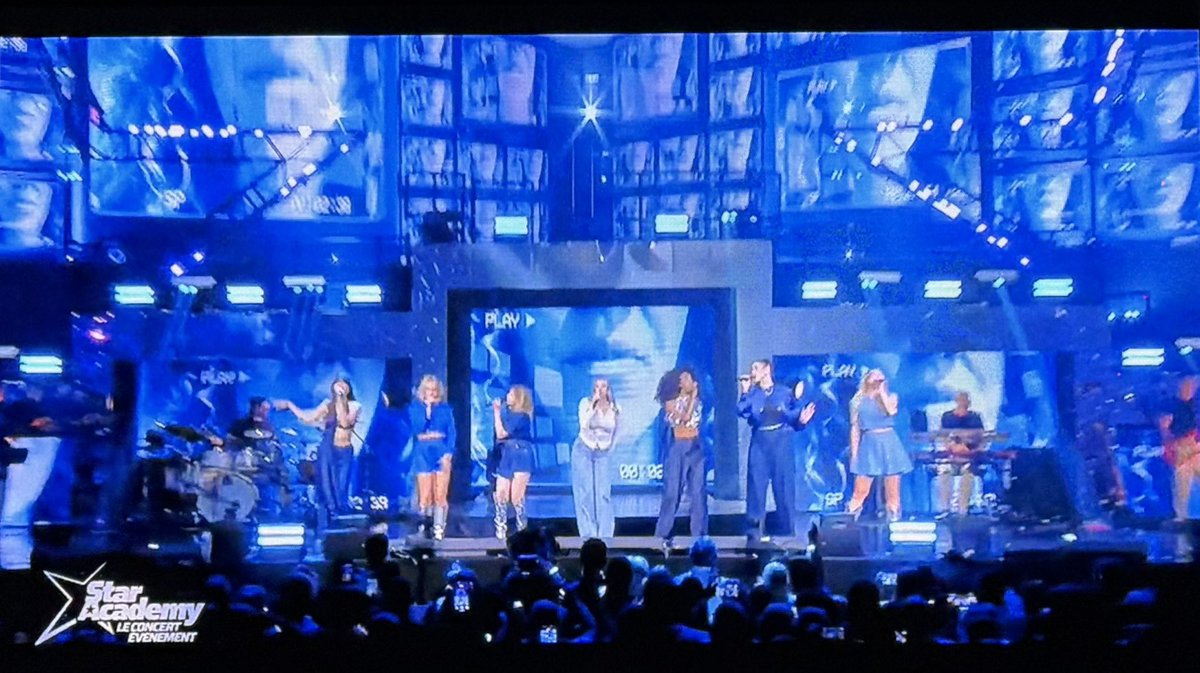 StarAcNews_Off's tweet photo. Un super moment devant Star Academy LE CONCERT ÉVÉNEMENT sur @TF1 depuis le ZÉNITH LILLE bravo à toutes les équipes 👏 pour ce concert incroyable 😍 rendez-vous dans quelques mois pour la 13ème saison avec @NikosAliagas 😉 #StarAcademy #StarAcLeConcert https://t.co/9a7gNACJ8O