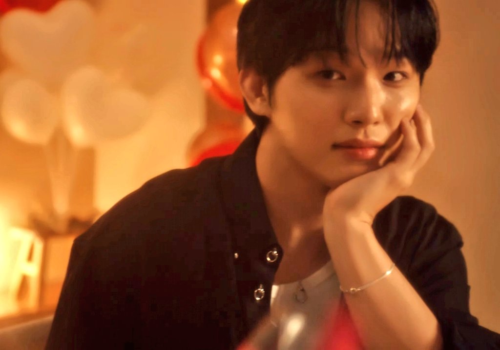 meloon6e's tweet photo. he is soooo fine 🥹 https://t.co/l93WQf20T7