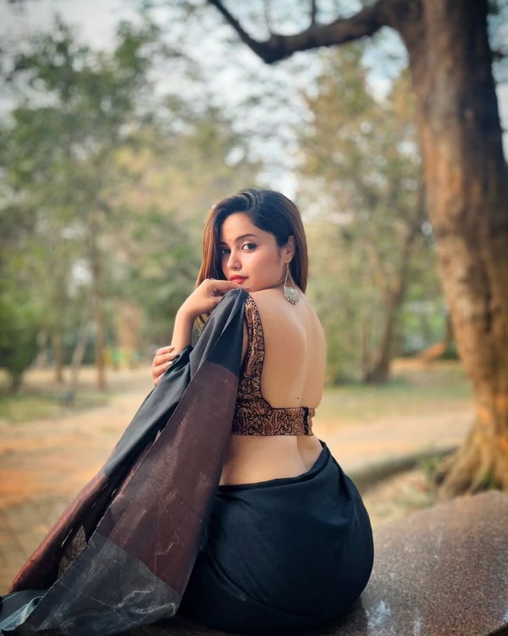 UrbanKingX89's tweet photo. तेरे हुस्न की आंच दिल को सुलगा देती है,
तेरी अदाओं की गर्मी धड़कनें भटका देती है,
तेरे पास रहना सबसे बड़ा नशा है,
जो जला भी दे और सुकून भी दे जाती है।
#HotAndBold #KhoobsuratQueen #AttitudeStyle #BoldRomance https://t.co/JAjaHQ3QsQ