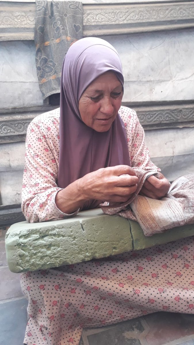 📸 As you can see, my followers, this is the pillow I sleep on 💔
bit.ly/3UnA7vN
The mattress is torn, and I keep repairing it with my own hands just to be able to sleep on it 😢
My clothes are old, and the food is very little 🍞😔
I live with my  in great suffering and