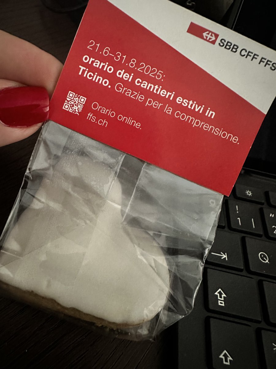 Claudia (@signorina37h) on Twitter photo La comunicazione che mi piace - meno alla mia glicemia.
La reputazione vale bene un dolcino da regalare ai viaggiatori (anche agli occasionali come me).
GGWP <a href="/RailService/">RailService SBB CFF FFS</a> 🤟🏻 La comunicazione che mi piace - meno alla mia glicemia.
La reputazione vale bene un dolcino da regalare ai viaggiatori (anche agli occasionali come me).
GGWP <a href="/RailService/">RailService SBB CFF FFS</a> 🤟🏻