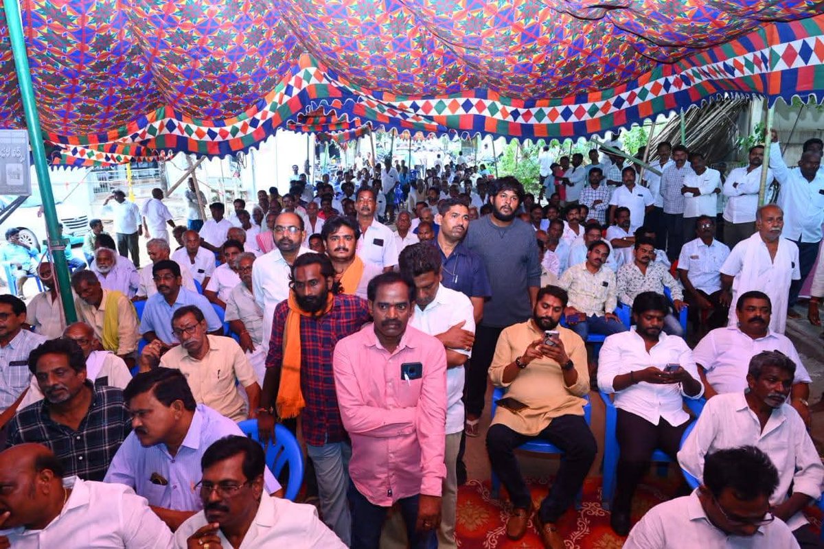 BJP4Rajahmundry (@bjp4rajahmundry) on Twitter photo కడియపులంక విశాల సహకార పరపతి సంఘం నూతన కార్యవర్గ సభ్యులు ప్రమాణ స్వీకారం కార్యక్రమంలో పాల్గొన్న MLC <a href="/somuveerraju/">SOMU VEERRAJU / సోము వీర్రాజు</a> గారు, రాజమండ్రి రూరల్ MLA Butchaya Chowdary గారు, కూటమి నాయకులు మరియు కార్యకర్తలు.
నూతనంగా బాధ్యతలు స్వీకరించిన కార్యవర్గ సభ్యులకు హృదయపూర్వక శుభాకాంక్షలు తెలియజేసారు కడియపులంక విశాల సహకార పరపతి సంఘం నూతన కార్యవర్గ సభ్యులు ప్రమాణ స్వీకారం కార్యక్రమంలో పాల్గొన్న MLC <a href="/somuveerraju/">SOMU VEERRAJU / సోము వీర్రాజు</a> గారు, రాజమండ్రి రూరల్ MLA Butchaya Chowdary గారు, కూటమి నాయకులు మరియు కార్యకర్తలు.
నూతనంగా బాధ్యతలు స్వీకరించిన కార్యవర్గ సభ్యులకు హృదయపూర్వక శుభాకాంక్షలు తెలియజేసారు