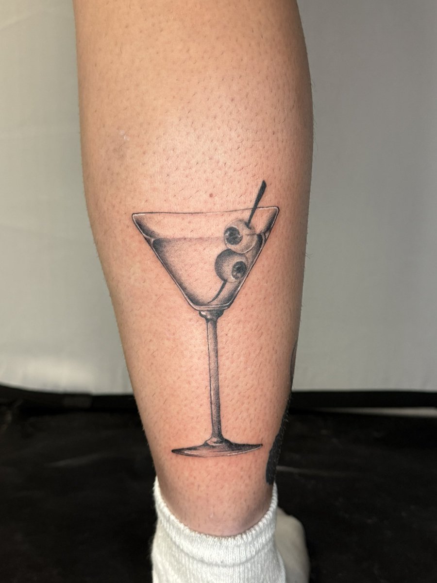 mxrisatatz's tweet photo. so are like martinis any good or do they just only look good in movies https://t.co/FbmwSEytve