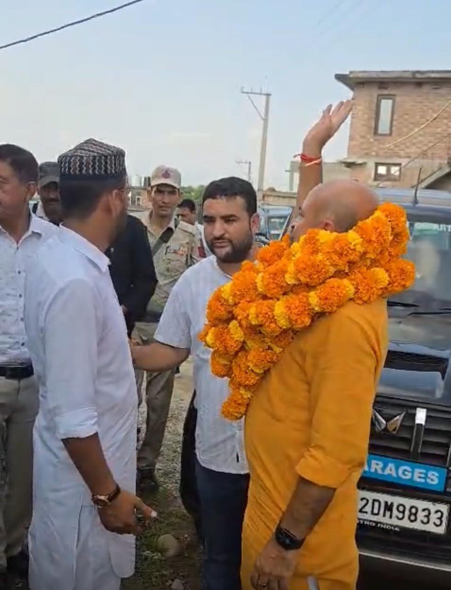 YudhvirSethiBJP's tweet photo. ✨ जनता से संवाद, विकास का संकल्प ✨
आज #JammuEast विधानसभा के वार्ड 71 में रगूरा, सिद्धड़ा व आसपास की बस्तियों का दौरा कर जनता से सीधा संवाद किया।
जनसमस्याओं का संज्ञान लेकर अधिकारियों को त्वरित समाधान हेतु निर्देश दिए।
#Ward71 #JanSampark #YudhvirSethi #SevaHiSankalp https://t.co/5DK52aXc2A