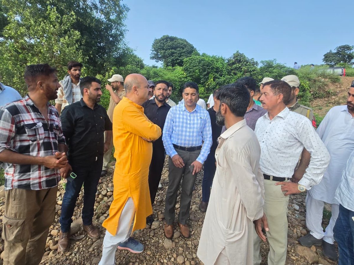 YudhvirSethiBJP's tweet photo. ✨ जनता से संवाद, विकास का संकल्प ✨
आज #JammuEast विधानसभा के वार्ड 71 में रगूरा, सिद्धड़ा व आसपास की बस्तियों का दौरा कर जनता से सीधा संवाद किया।
जनसमस्याओं का संज्ञान लेकर अधिकारियों को त्वरित समाधान हेतु निर्देश दिए।
#Ward71 #JanSampark #YudhvirSethi #SevaHiSankalp https://t.co/5DK52aXc2A