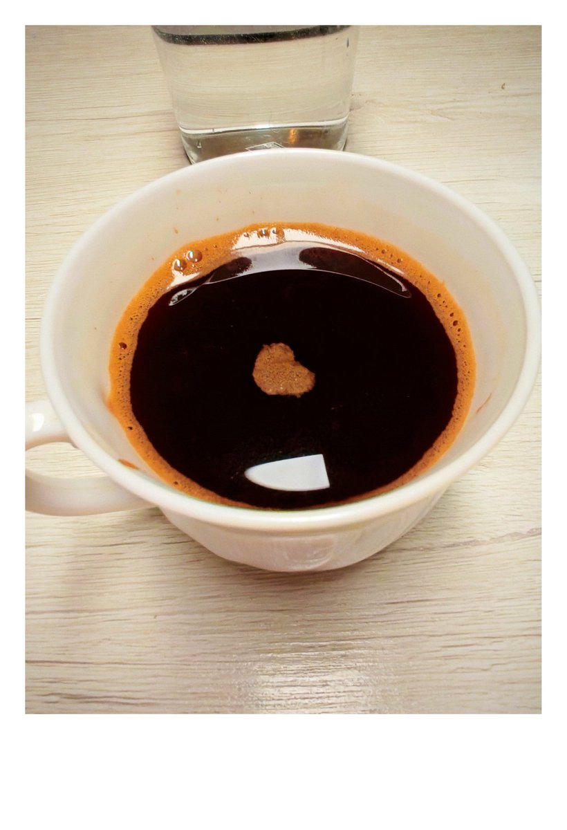 Nema puno načina da emoji ovako baš posred kave upadne i drži se, i otpiješ velike gutljaje i ono uporno ne nestaje.
Niti je mnogi kuhaju kao Ona:  mekane duše i čista srca, kojem je ovo ovdje staro momče iz nekog ludog razloga baš priraslo...😁☺️🥰