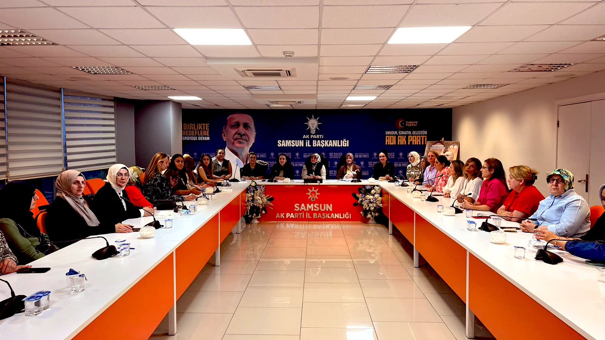 📍SAMSUN 
 
İl Kadın Kolları Başk. <a href="/avtugcedagdemir/">Tuğçe Dağdemir Muslu</a> ve kıymetli hanımefendilerin katılımıyla il yürütme yönetim kurulu toplantısına iştirak ettim.

Tuğçe başkanımıza ve nezdinde yönetim kurulu üyelerine gayretli çalışmalarından dolayı teşekkür ediyorum. 
<a href="/tugbaisikercan/">Tuğba IŞIK ERCAN</a>