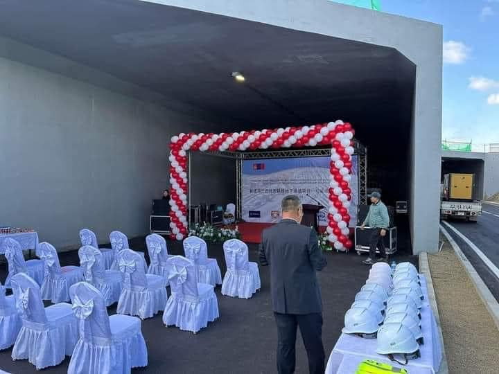 Таван шарын нүхэн гарцаас болж их хэмжээний түгжрэл үүссэн бна. Нүхэн гарцанд ус зайлуулах хоолой хийж бга юм бх. Уг нь саяхан л ингэж сүржин нээлт хийсэн дээ. Гэтэл ус зайлуулах асуудлаа мартсан бололтой. Тэрийгээ намрын оргил ачааллын үед засах юм гэнэ. Хотын баруун хэсэг таг.