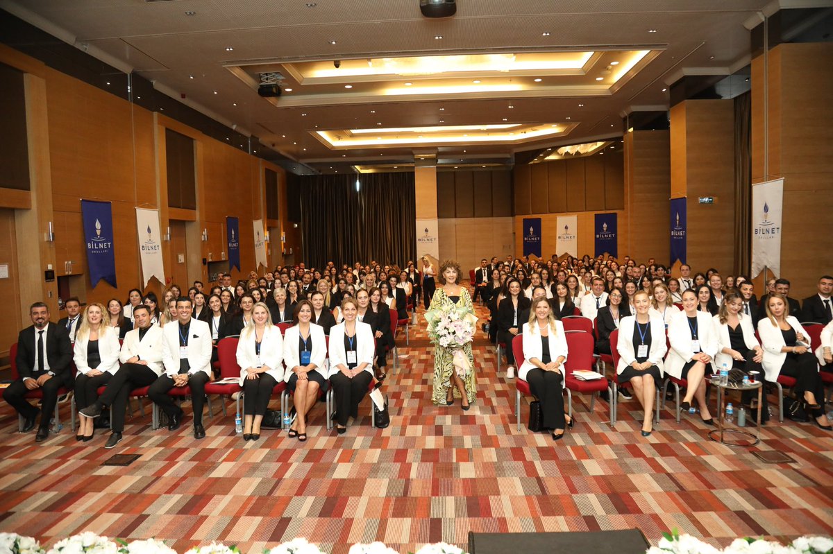 zehratopaloglu_'s tweet photo. Bilnet Okulları Ankara kampüslerimizin değerli öğretmenleriyle çok özel bir günde bir araya geldik. Güne “Yeni Döneme Hoşgeldin” kahvaltısıyla başladık; sonrasında ise Hülya Mutlu  hocamızın rehberliğinde, bütün günü kapsayan dopdolu ve unutulmaz bir program yaşadık.

Hülya hocamızın samimi, sahici ve insanı merkeze alan yaklaşımı; birleştiren, kalplere dokunan ve içtenliğiyle güç veren sunum tarzı hepimize çok iyi geldi. Onun varlığı, bilgeliği, derinliği ve vizyonu bizlere hem ilham oldu hem de birlikte olduğumuz bu topluluğun ne kadar kıymetli olduğunu yeniden hissettirdi.

Yeni kitabının ismine de yaraşır şekilde, gerçekten bize çok iyi geldin sevgili hocam… Varlığın, sözlerin ve dokunduğun her kalp için teşekkür ederiz. 🌿❤️@MutluHulya