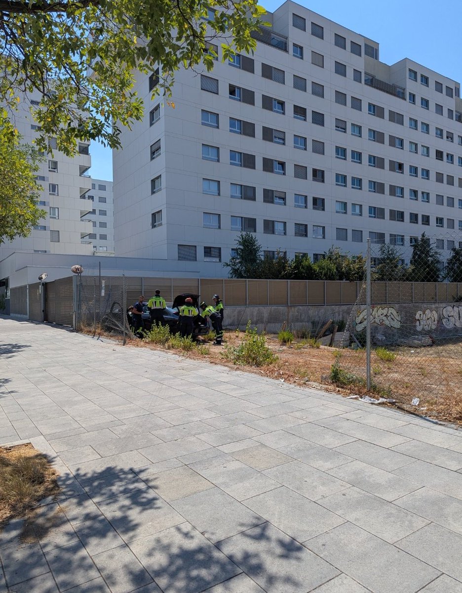 HilosValdebebas's tweet photo. Lo de este barrio, los VTC, y los accidentes de tráfico es una cosa rara rara...pero este, si que no me lo esperaba 😯😲 Por suerte, ningún herido. ¿Que habrá pasado? 🤔⁉️🤔 https://t.co/Jzu90WB5iI