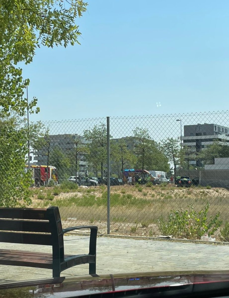 HilosValdebebas's tweet photo. Lo de este barrio, los VTC, y los accidentes de tráfico es una cosa rara rara...pero este, si que no me lo esperaba 😯😲 Por suerte, ningún herido. ¿Que habrá pasado? 🤔⁉️🤔 https://t.co/Jzu90WB5iI