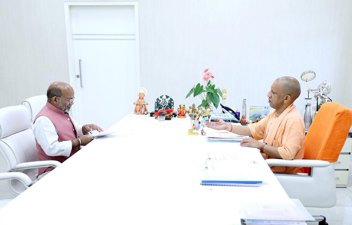 आज लखनऊ में मा.मुख्यमंत्री उत्तर प्रदेश सरकार श्रद्धेय @myogi_adityanath जी महाराज से शिष्टाचार भेंट कर मार्गदर्शन प्राप्त किया।
